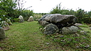 die großen Steine dienen der Grababdeckung