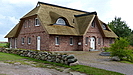 gegenüber dem Gutshaus befindet sich dieses schöne reetgedeckte Wohnhaus