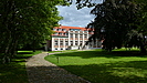 das Gutshaus Zicker mit viel Grün drumherum