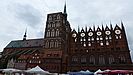 das Rathaus und die Kirche sind die überragenden Bauwerke in der Altstadt von Stralsund