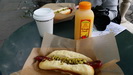 MIDTOWN MANHATTAN -  Hotdog und ein Getränk, das reicht nach einem ausgiebigen Frühstück