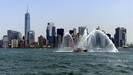 CIRCLE LINE -  plötzlich taucht dieses Feuerlöschboot vor der Kulisse von Downtown Manhattan auf 