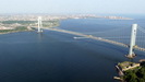 HUBSCHRAUBERRUNDFLUG -  wir überfliegen die Verrazano Bridge mit dem Fort Wadsworth auf der rechten Bildseite
