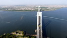 HUBSCHRAUBERRUNDFLUG -  wir überfliegen die Verrazano Bridge mit dem Fort Wadsworth auf der linken Bildseite