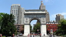 GREENWICH VILLAGE -  der Triumphbogen "Washington Square Arch" wurde 1890 zu Ehren des ersten Präsidenten der Vereinigten Staaten, George Washington erbaut