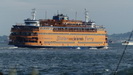 BATTERY PARK - eine der großen Staten Island Fähren verläßt Manhattan