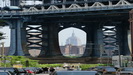 BROOKLYN DUMBO - Blick durch einen der Brückenpfeiler auf das Empire State Building in Manhattan