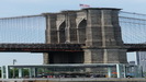 BROOKLYN DUMBO - vor einem der Brückenpfeiler der Brooklyn Bridge steht das alte "Jane's Carousel" von 1922