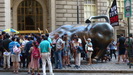 DOWNTOWN MANHATTAN -  der "Charging Bull", eine 3200-Kilogram schwere Bronze Skulptur im Bowling Green ist ein sehr beliebtes Touristenziel