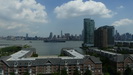JERSEY CITY - die USS Bataan verläßt wieder den Hafen von New York und wir können alles gut von unserem Fenster aus beobachten