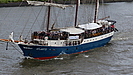 das Segelschiff des Hotels Louis C.Jacob begleitet die MS Queen Elizabeth bei der Ausfahrt mit  dem Lied "Rule, Britannia" 