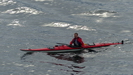 ein mutiger Kayakfahrer nähert sich der MS Queen Elizabeth bis auf wenige Meter