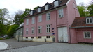 die Häuser mit dem pinkfarbenen Anstrich sind die ältesten Bauten, sie stammen aus dem Jahr 1756 