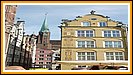 schnes Eckhaus mit den Trmen der Marienkirche
