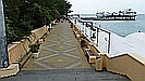 Strandpromenade mit eigenartiger Seebrücke