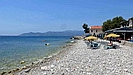 kleiner Kieselstrand in der Nähe des Hafens