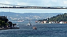 Blick unter der Brücke hindurch auf den weiteren Verlauf des Bosporus 