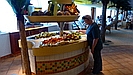 DECK 9 - Elke bedient sich auf dem Rückweg noch an der Obststation