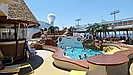 DECK 10 - für Abkühlung sorgt der größere Pool, dessen Wasser alle 2-3 Tage gewechselt wird