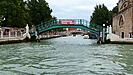 die Ponte Santa Chiara über den Rio Novo, im Hintergrund sind weitere Brücken zu erkennen
