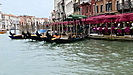 am Ufer des Canale Grande warten die Gondeln auf Kundschaft ...