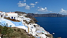erster Blick über Oia, die Küste und bis hin nach Thira