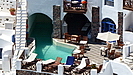 der kleine Swimmingpool verschwindet im Haus