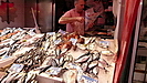 auch jede Menge frischer Fisch wartet auf Käufer