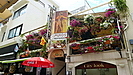 Restaurant mit viel Blumenschmuck