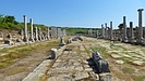 die Prachtstraße von Perge mit Säulen rechts und links, wo sich auch Geschäfte befanden