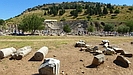 Blick über die obera Agora auf das kleine Amphitheater in Ephesos