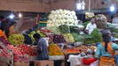 PANAJI - in der benachbarten Markthalle werden neben Obst und Gemüse auch Gewürze und Dienstleistungen angeboten
