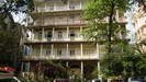 MUMBAI (BOMBAY) -  auch ein sehr schönes Haus mit vielen Eisengittern