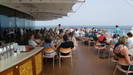 AIDADIVA DECK 10 - das typische Bild kurz nach 15 Uhr auf der Terrasse des Weite Welt Restaurant, sie ist wie immer gut gefüllt