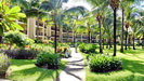 HOTEL SANDS - durch eine große Grünanlage mit vielen Palmen gehen wir zu unserem Zimmer 220 im Tamarin Wing