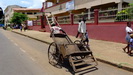 MADAGASKAR - die Pousse-Pousse, Fahrrad-Rikschas oder wie hier von einem Mann gezogen, werden oft für den Warentransport eingesetzt