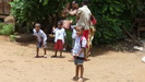 MADAGASKAR - immer wieder sehen wir viele winkende Kinder rechts und links der Straße