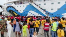 MADAGASKAR -  vor dem Schiff haben sich viele junge Leute eingefunden