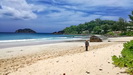 SEYCHELLEN - der Sand an der Grand Anse ist puderfein und das Wasser türkisblau