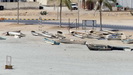 SALALAH - am Vormittag ist der Fischfang schon erledigt, daher liegen die Boote hier am Strand