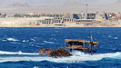 PETRA - wir fahren in den Golf von Aqaba ein, Schiffswracks im Meer und vereinzelt Siedlungen (hier im Bau) auf beiden Seiten des Golfs