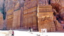 PETRA -  einige Felsengräber am Rand des Äußeren Sik mit teilweise beeindruckenden Fassaden (Reste)