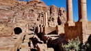 PETRA -  Säulenreihe am unteren Ende des Amphitheaters mit einem Zugang (links) in das Innere des Theaters