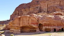 PETRA -  hinter dieser interessanten Felswand sind schon die Königsgräber weiter oben zu erkennen