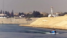 SUESKANAL - von dem Ort Ismailia sehen wir, durch die aufgeschütteten Sandberge, vom nordwärts führenden Teil des Kanals nicht mehr viel