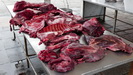 QAQORTOQ -  in der Nähe des Hafens wird u.a. auch Fleisch verkauft, bei den Außentemperaturen von 6 Grad ist die Lagerung scheinbar kein Problem 