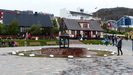 QAQORTOQ -  am Marktplatz in Hafennähe stehen hinter dem ältesten Springbrunnen Grönlands noch einige mehr als 200 Jahre alte Gebäude aus der Kolonialzeit