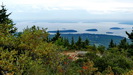 BAR HARBOR - Blick vom Cadillac Mountain (466 m) auf die Frenchman Bay, auch die Aidadiva (Bildmitte) können wir von hier aus sehen