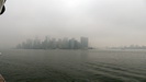 NEW YORK - wir erreichen die Südspitze von Manhattan, links der Hudson River, rechts der East River mit der Brooklyn Bridge, leider alles im Nebel