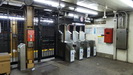 NEW YORK - die Zugangsdrehkreuze sehen sehr modern aus, der Rest der Station weniger